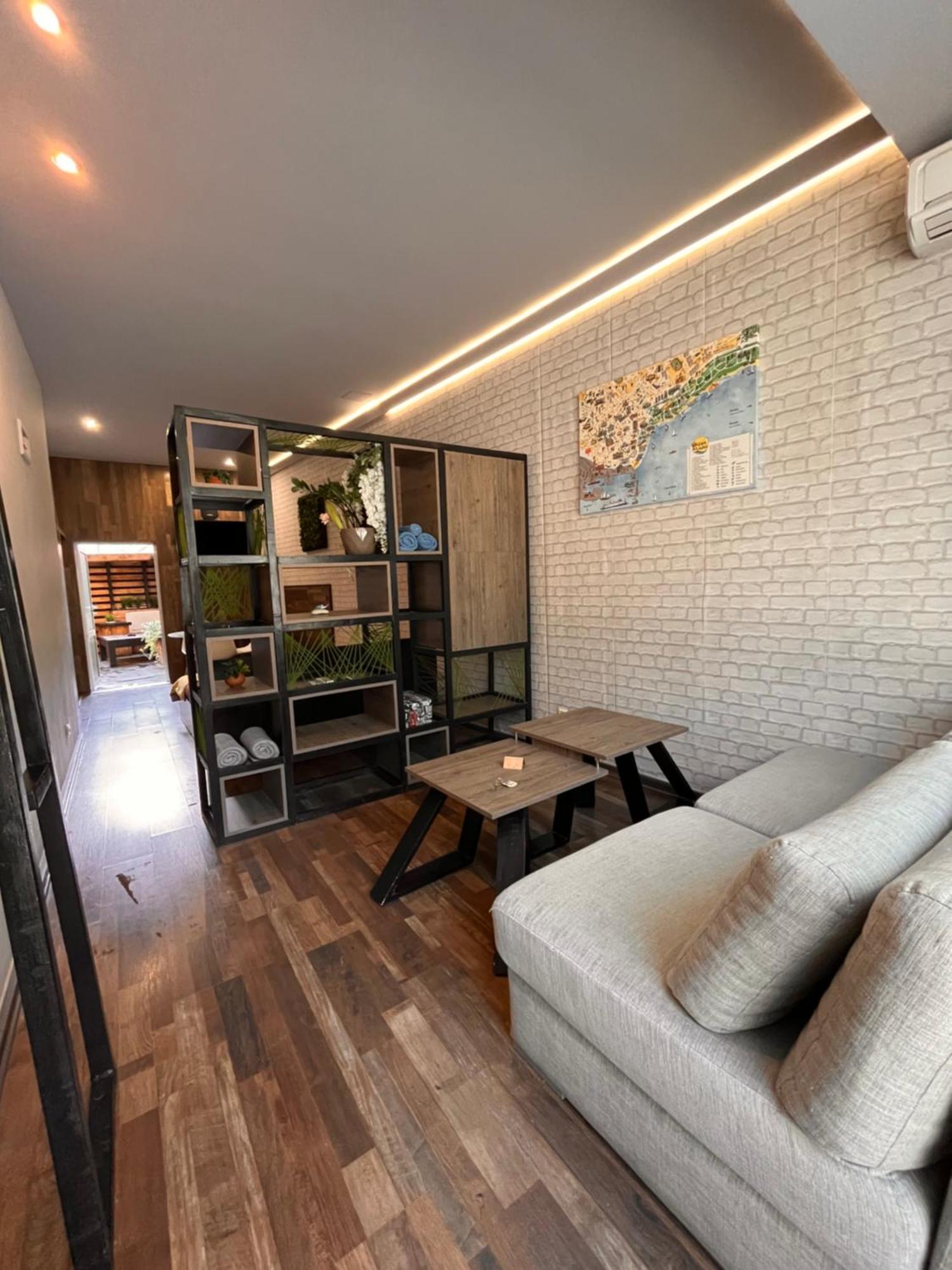 Cathedral Apartment *